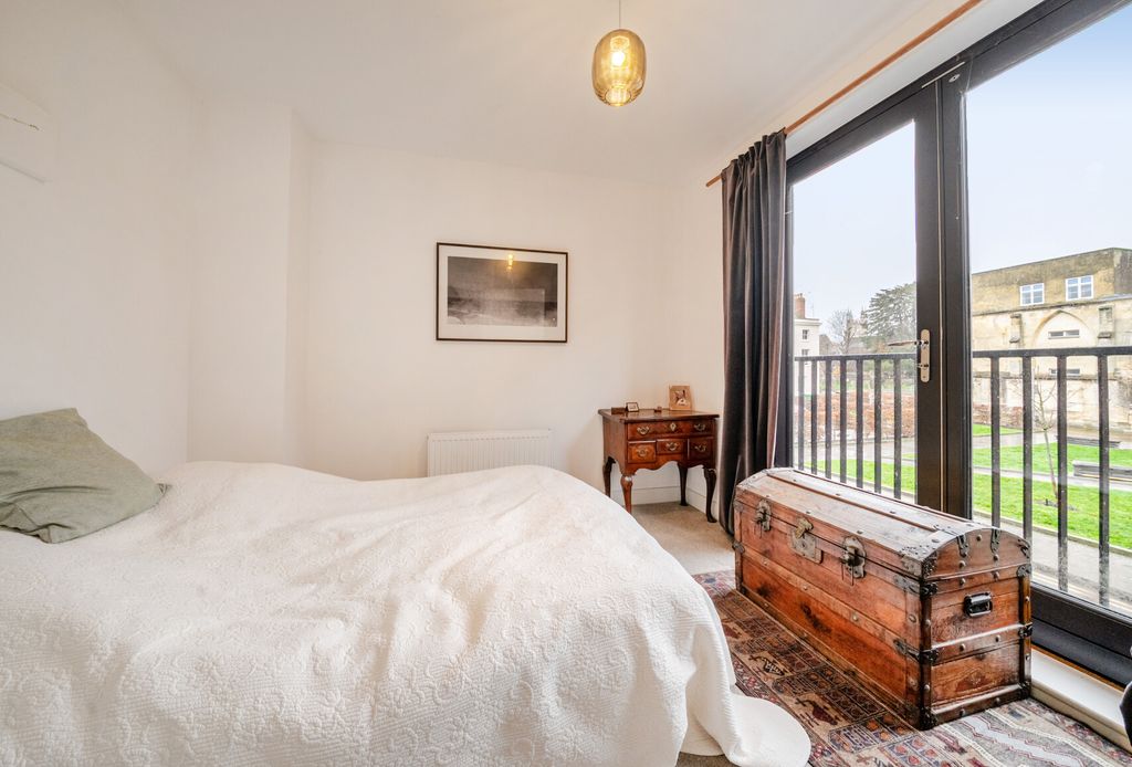 Property photo 1 of 17 1393833-11-694299...
