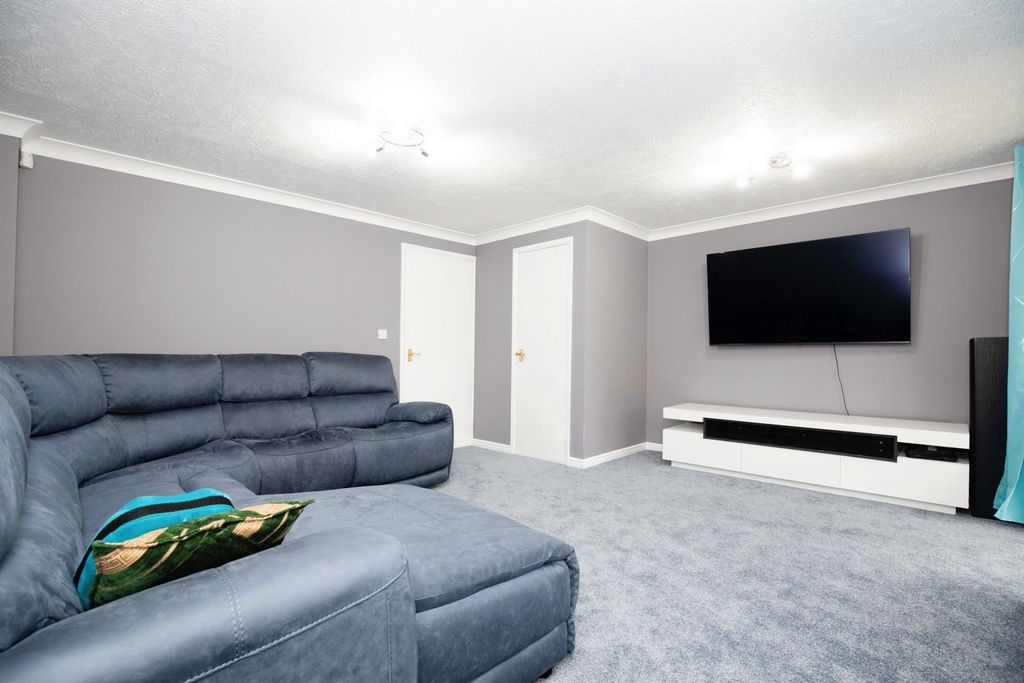 Property photo 3 of 12
