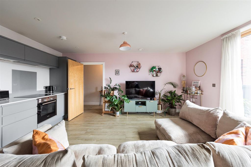 Property photo 3 of 32 Howard Road, E17