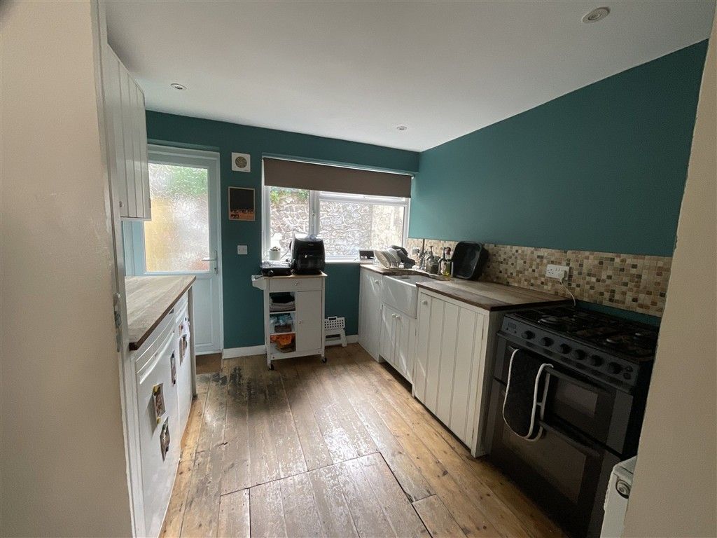 Property photo 3 of 7 Kitchen