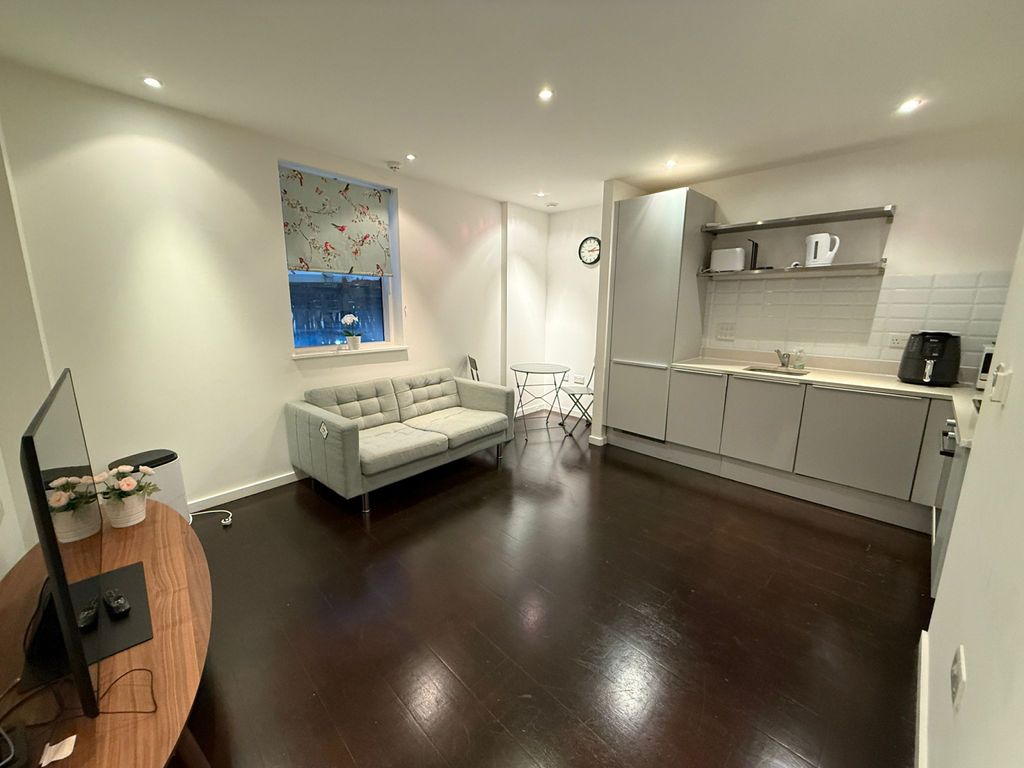 Property photo 1 of 9 Modern 1-Bed Flat In Highbury &amp; Islington