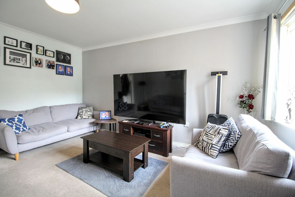 Property photo 3 of 11 Lounge