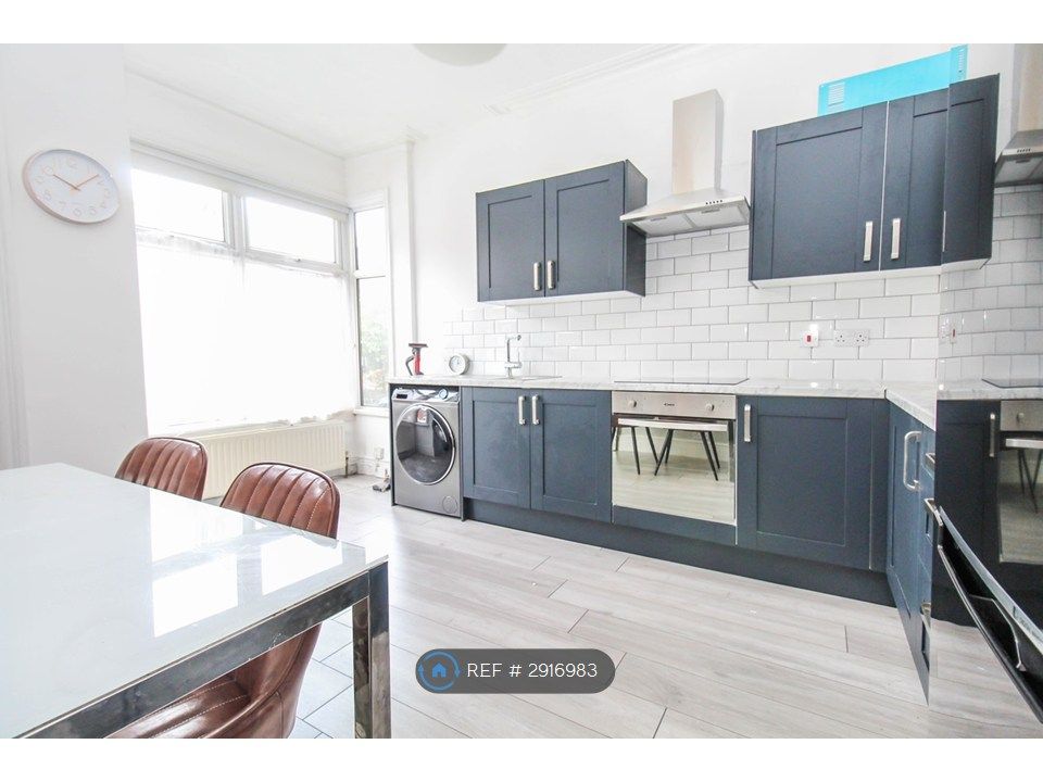 Property photo 2 of 11 Kitchen