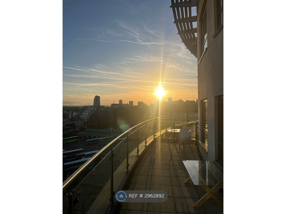 Property photo 1 of 20 Skyline View Of Leeds