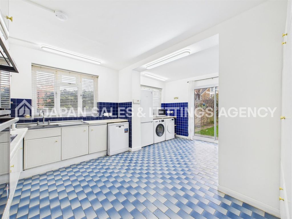 Property photo 2 of 13 Cam04401G0-Pr0098-Still004.Jpg