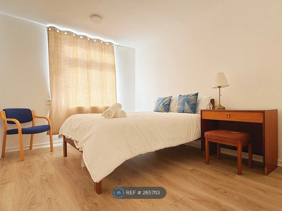 Property photo 3 of 9 Room 2