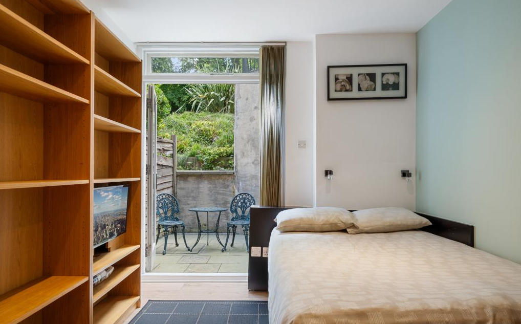 Property photo 1 of 8 Studio To Rent