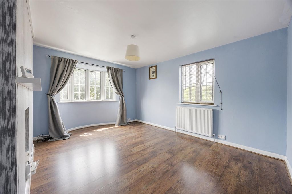 Property photo 2 of 20 9