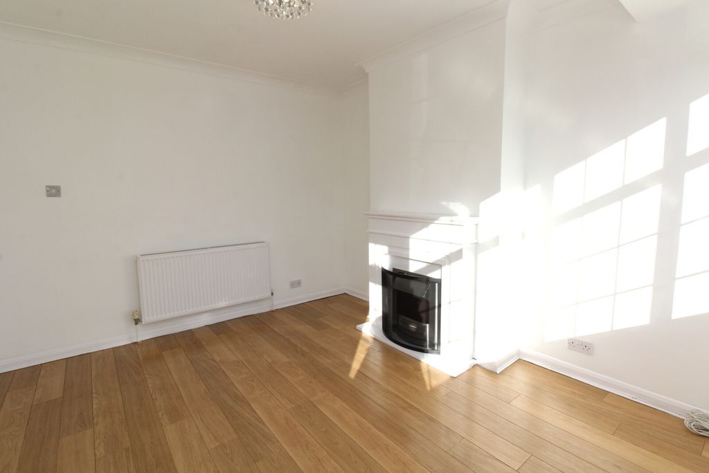 Property photo 2 of 17 Lounge