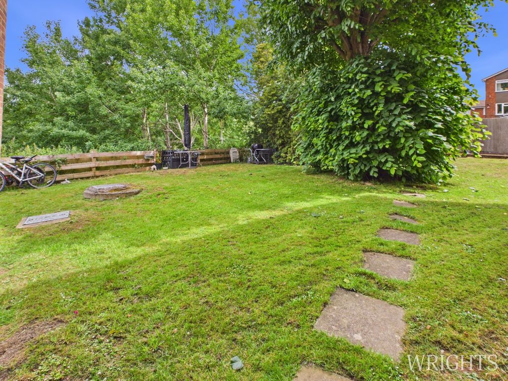 Property photo 2 of 14 Communal Gardens