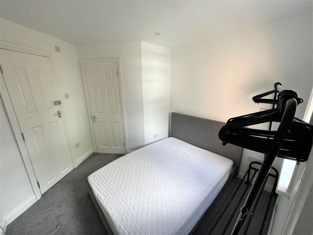 Property photo 2 of 8 7 Greatfield Room 2, Edited