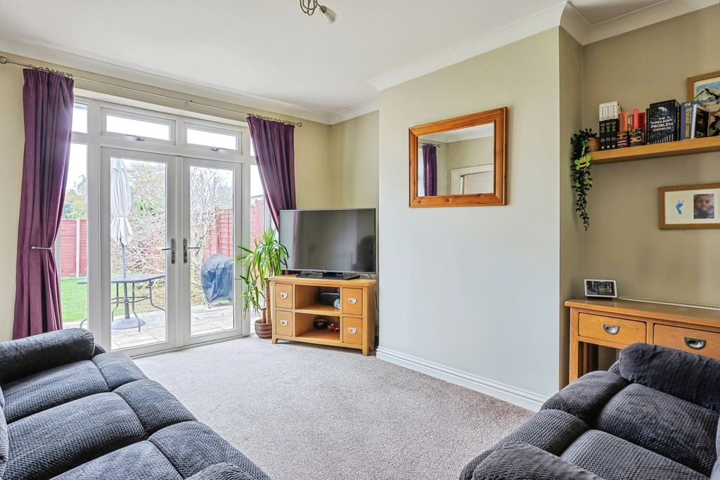 Property photo 3 of 17 Lounge