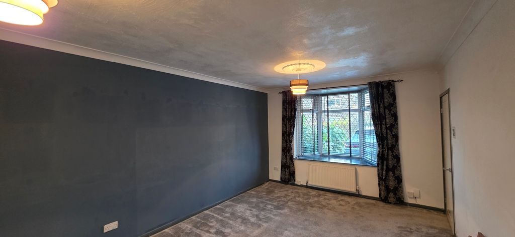 Property photo 3 of 14 Livingroom