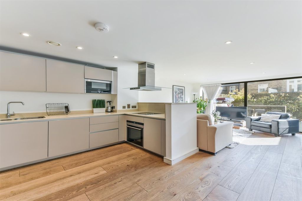 Property photo 2 of 12 Hawthorne Crescent, 55- (2).Jpg