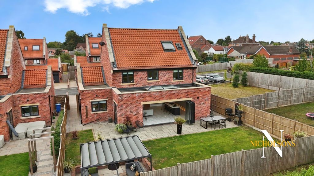 Property photo 2 of 30 3831924