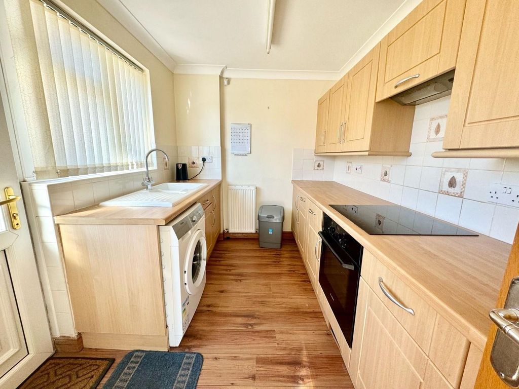 Property photo 3 of 11 Kitchen