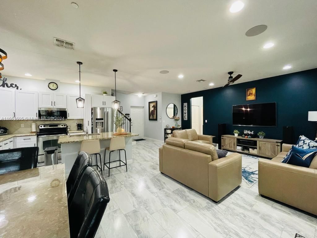 Property photo 3 of 27 <Alttext/>