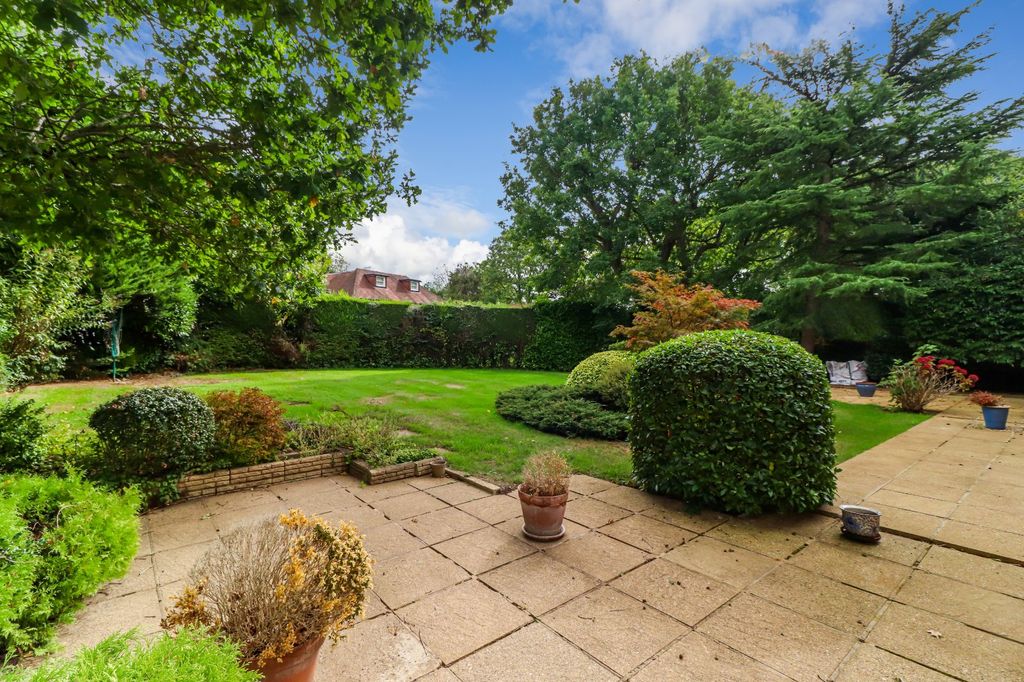 Property photo 2 of 18 Gardens