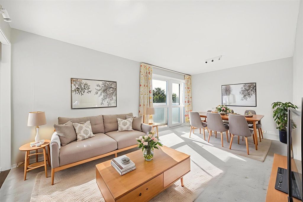 Property photo 1 of 11 Living Room .Jpg