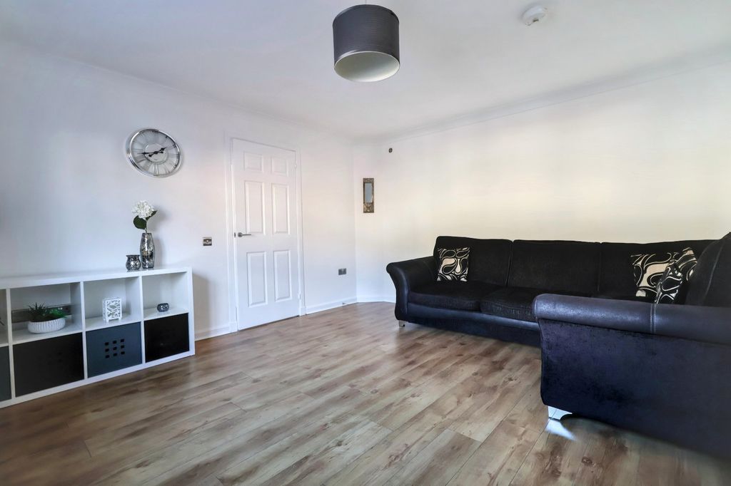 Property photo 2 of 14 Picture No. 21