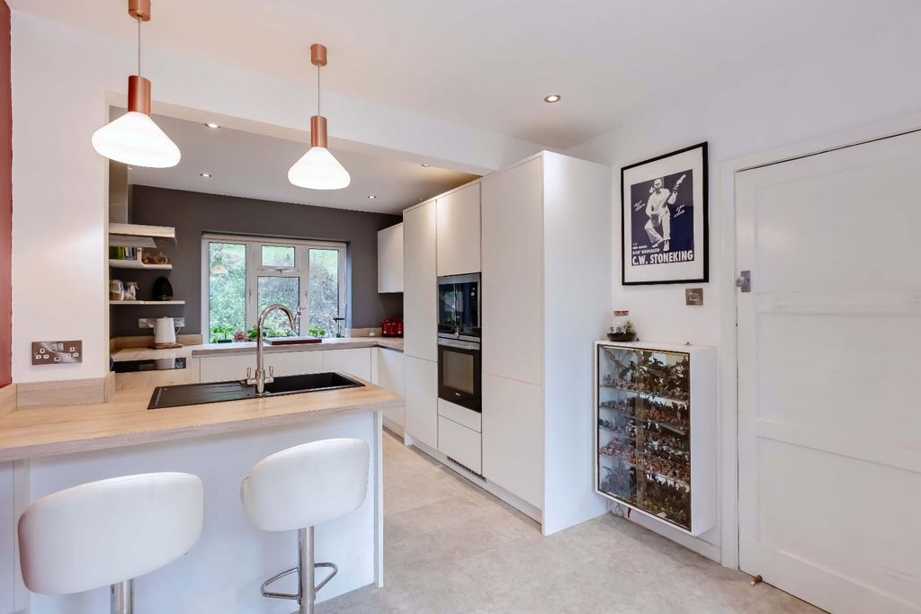 Property photo 2 of 20 Lyminster Ave_12.Jpg