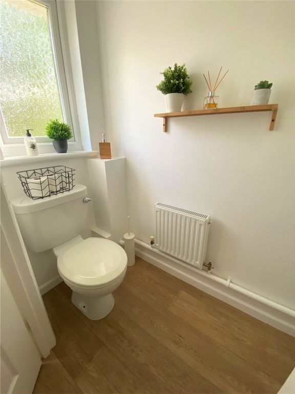 Property photo 3 of 10 Cloakroom
