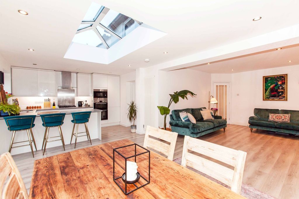 Property photo 2 of 34