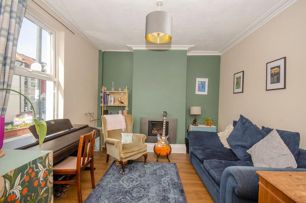Property photo 2 of 34 Devon Rd-33.Jpg