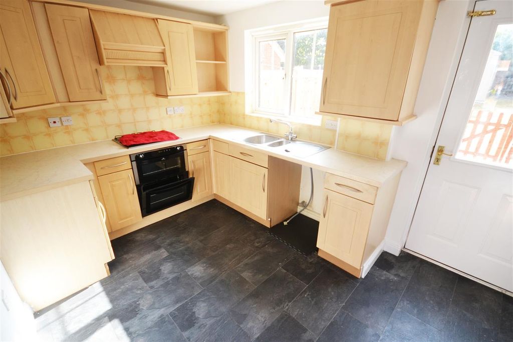 Property photo 3 of 9 Kitchen