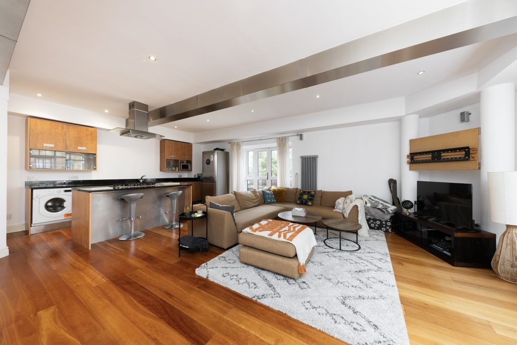 Property photo 3 of 13 Wapping High Stre...