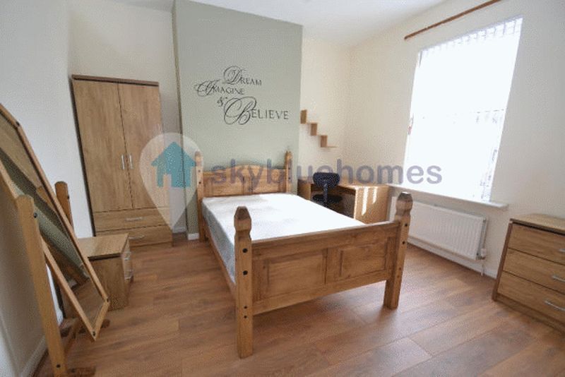 Property photo 1 of 8 Photo 4