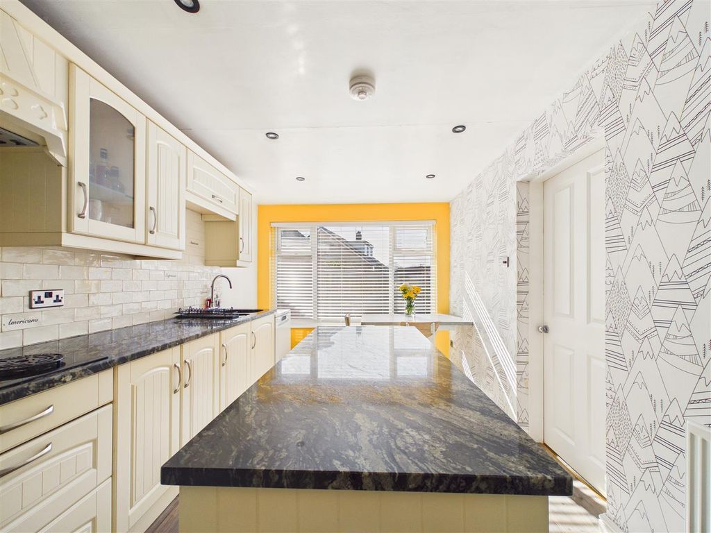 Property photo 2 of 16 Cam03303G0-Pr0343-Still012.Jpg