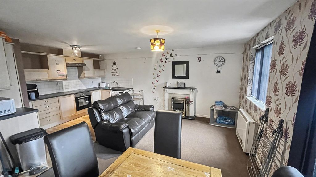 Property photo 2 of 8 Living/Kitchen