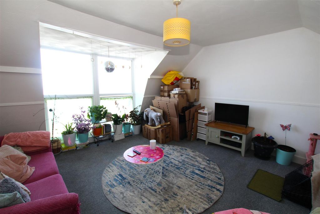 Property photo 3 of 8 Lounge
