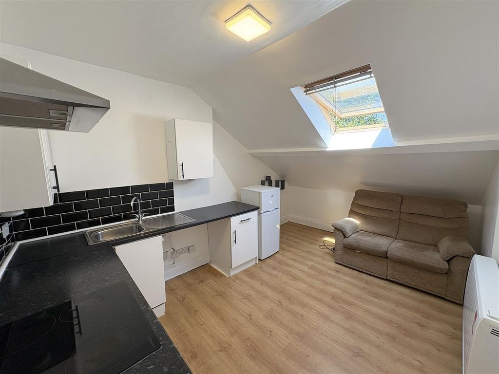 Property photo 2 of 11 Lounge/Kitchen
