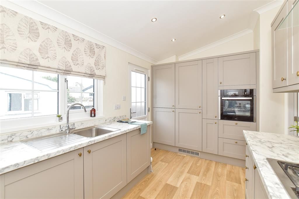 Property photo 3 of 10 Kitchen