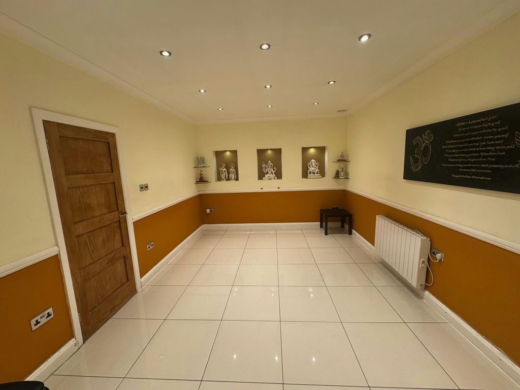 Property photo 3 of 17 425 Honeypot Lane 18.Jpg