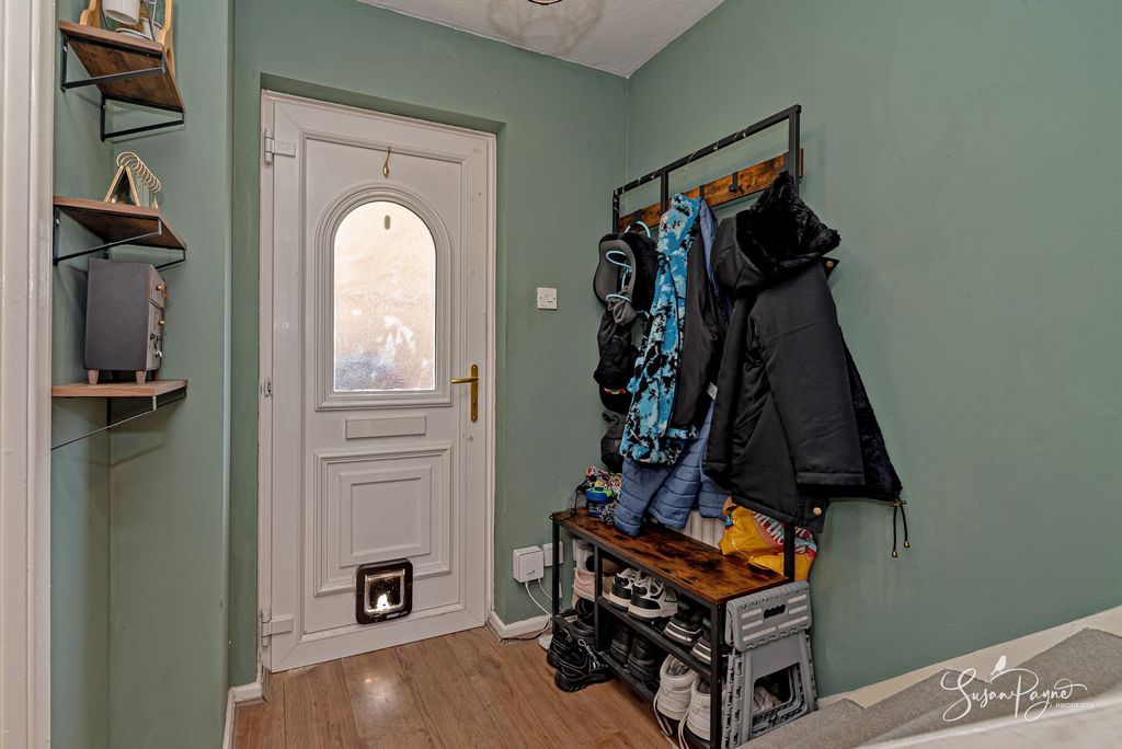 Property photo 3 of 17 Entrance Hall