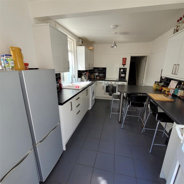 Property photo 2 of 11 Kitchen (2).Jpg