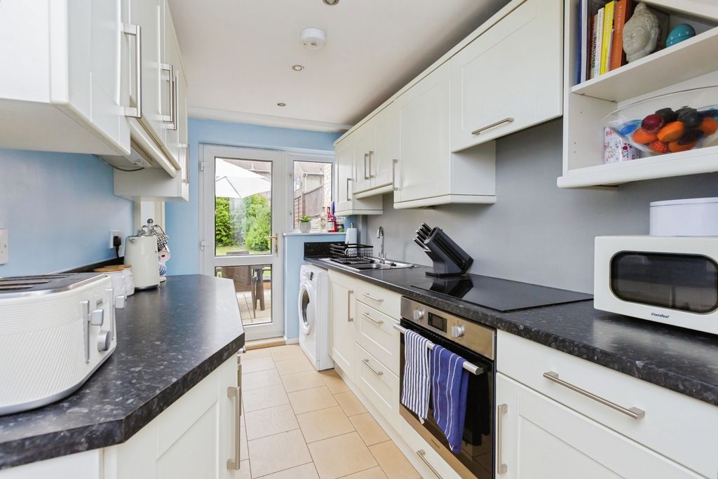 Property photo 3 of 17 Kitchen