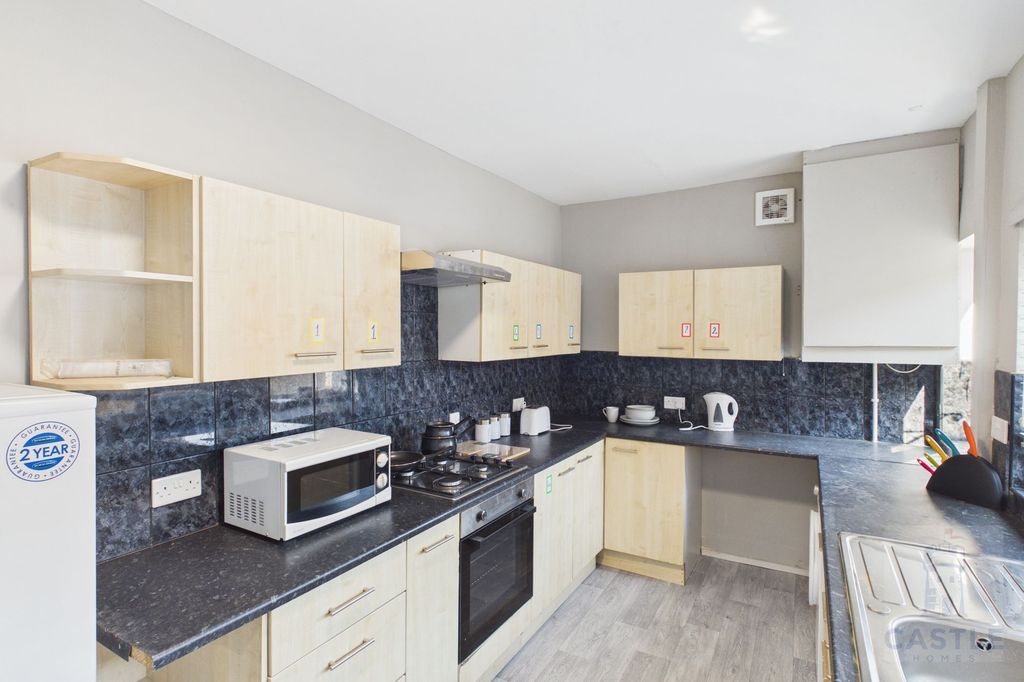 Property photo 2 of 11 Shared Kitchen