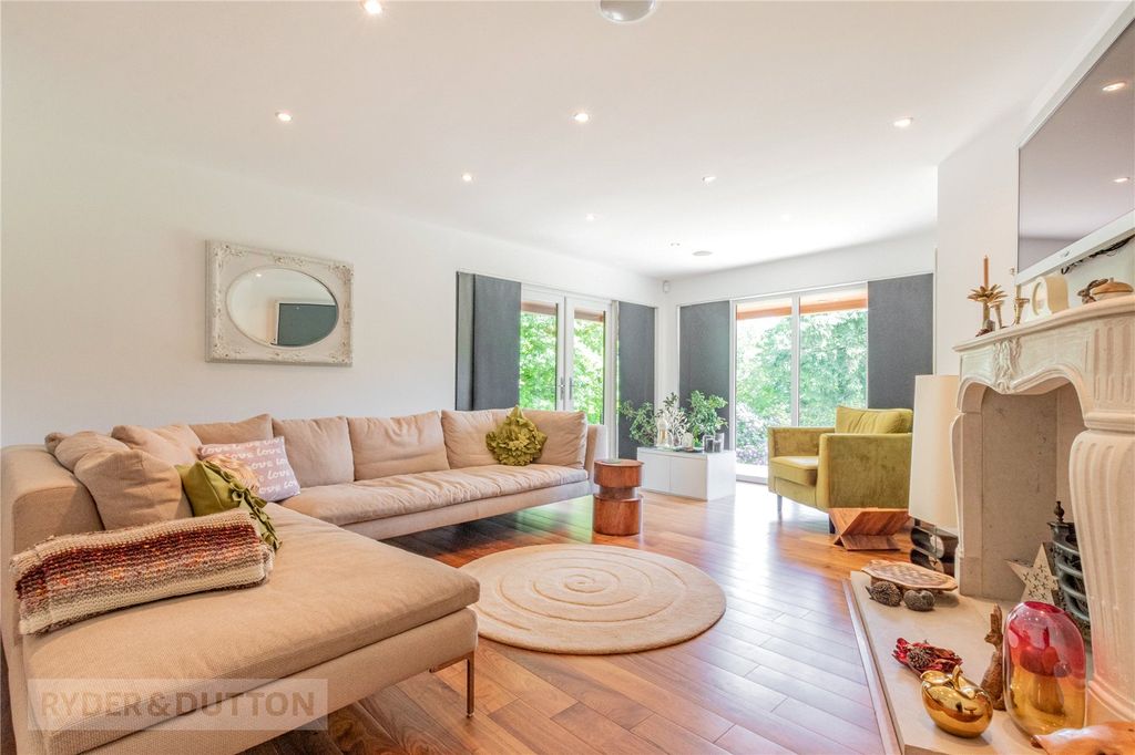 Property photo 3 of 31 Lounge