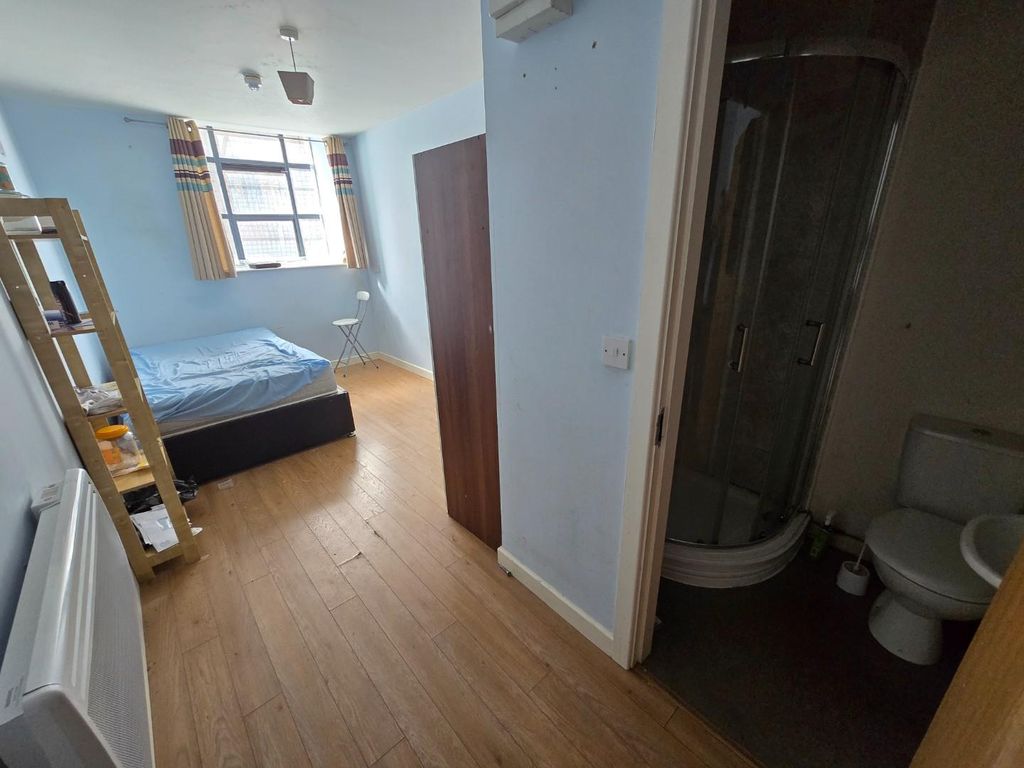 Property photo 2 of 6 Bedroom