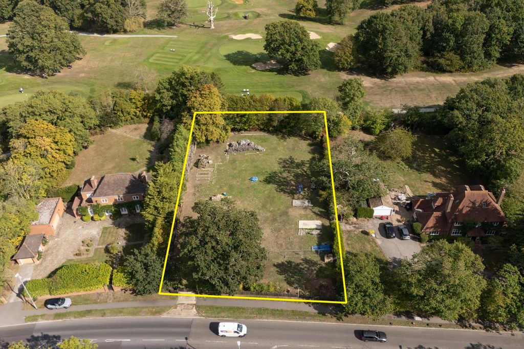 Property photo 1 of 7 Land On The North West Side Of London Road, Rickmansworth, Wd3 1Jt