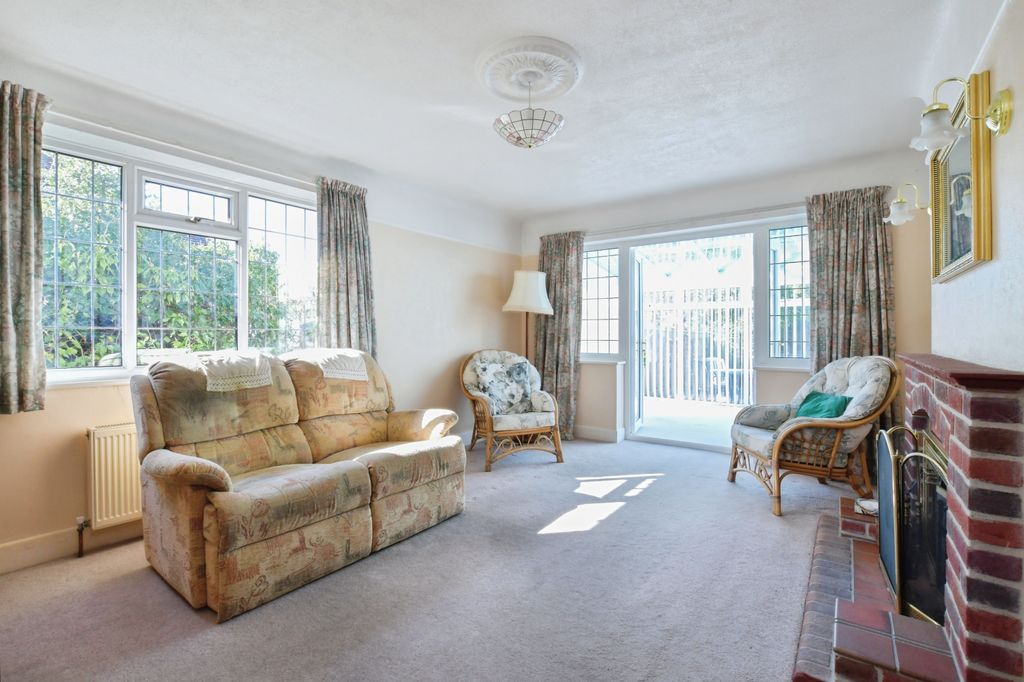 Property photo 3 of 15 Lounge