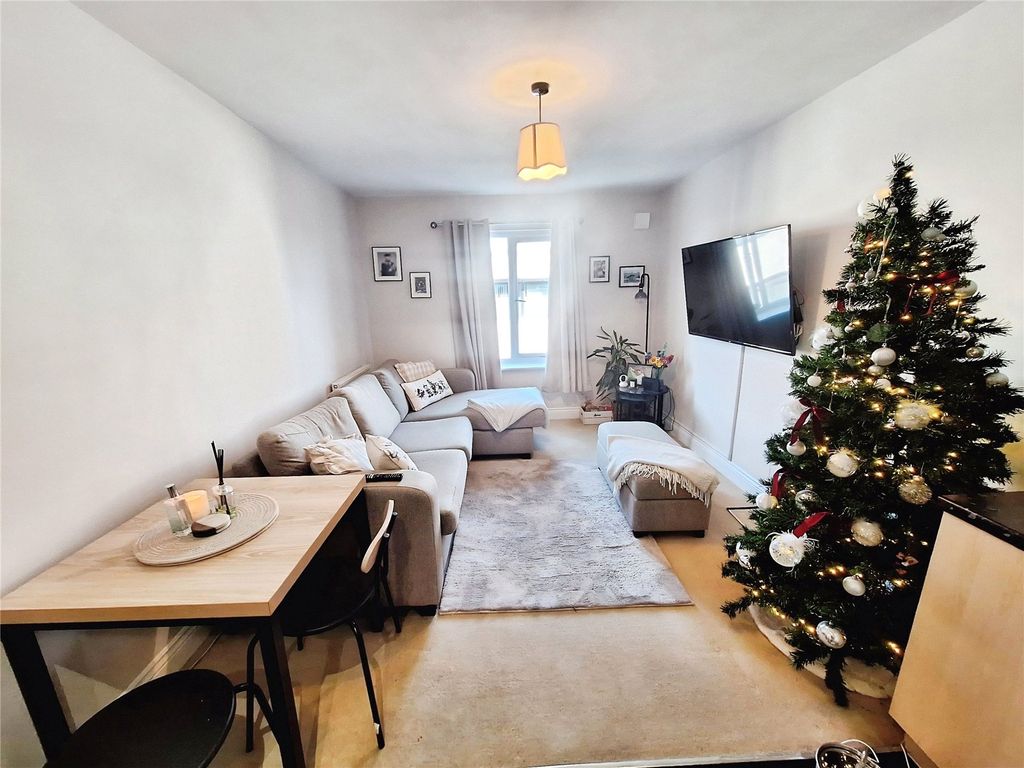 Property photo 3 of 9 Lounge Area