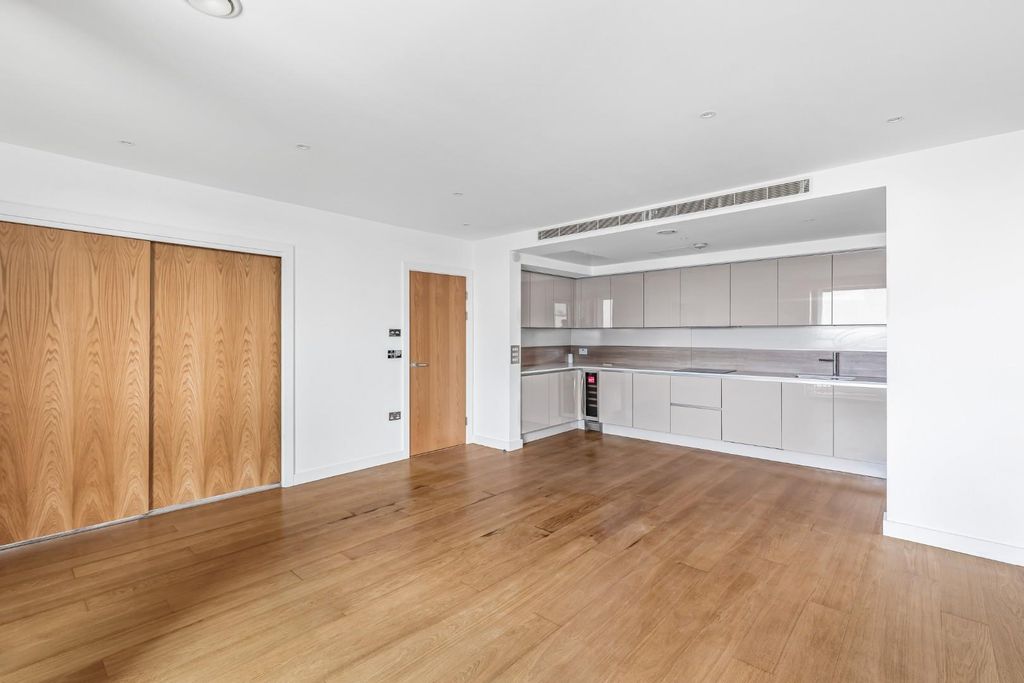 Property photo 1 of 16 Reception/Kitchen