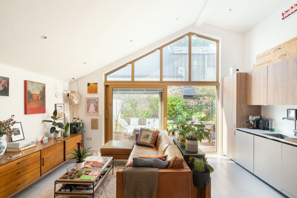 Property photo 1 of 19 299368 - County-Street-Se1-10.Jpg