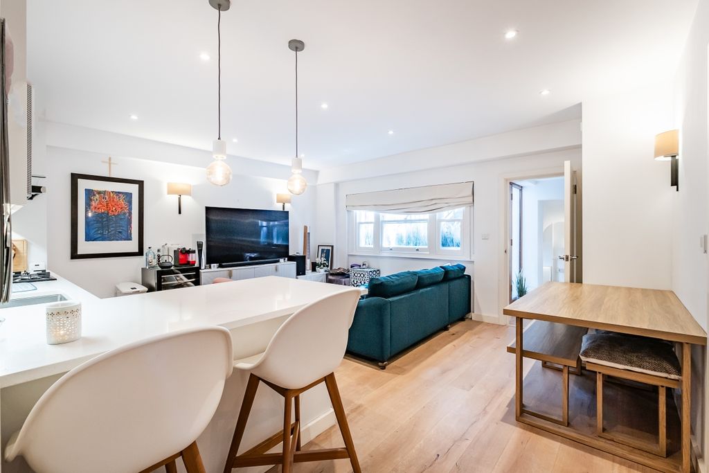 Property photo 1 of 17 Charlwood-Street-01