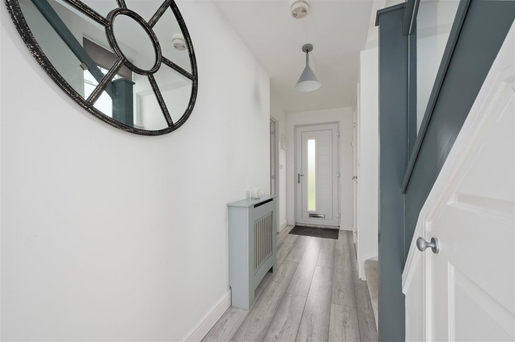 Property photo 3 of 33 2Middlebankcrescent005.Jpg